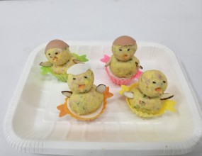 솜씨 좋은 수강생이 귀여운 병아리를 맛있게 만들었네요~애기들이 참 좋아할것 같아요~ㅎㅎ옥수수 팝콘 나무도 이뿌고 맛있겠죠~금요일에 수업합니다~