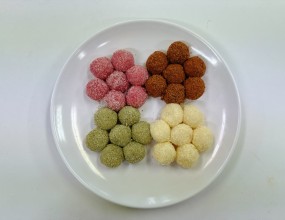 삼색 경단!떡 중에 만들기가 가장 쉬운 떡찹쌀로 만들어 쫀득쫀득하고 맛은 최고인 떡남여노소 누구나 좋아하는 떡한식디저트 최고입니다~