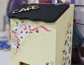 퇴근 후 열공 중인 수강생 작품!커피 함에 예쁜 데이지 꽃을 가득 그렸네요~실물이 더 예쁜데~ㅜㅜ생활용품, 가구 리폼에 좋은  포크아트~수시등록 받고 있어요~
